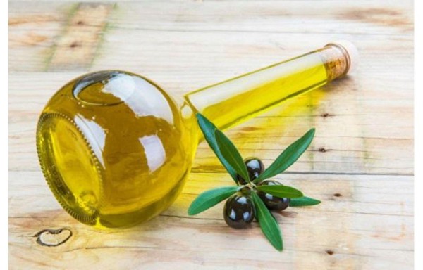 Cejas largas con aceite de oliva