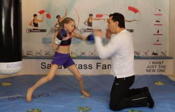 La niña que rompe árboles con el puño