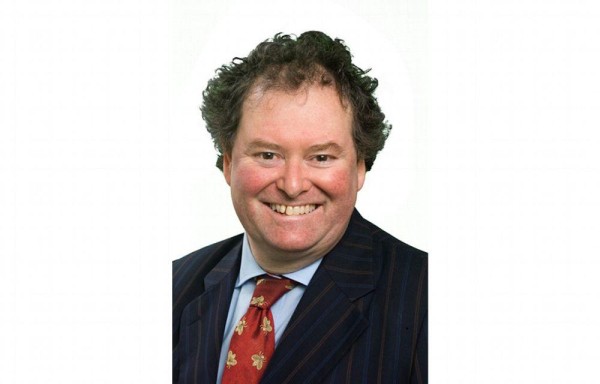 Le retiran títulos a príncipe por escándalo sexual