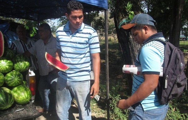 Esta fruta tropical, que es típica para esta época, es vendida en las calles de muchas provincia a nivel nacional.