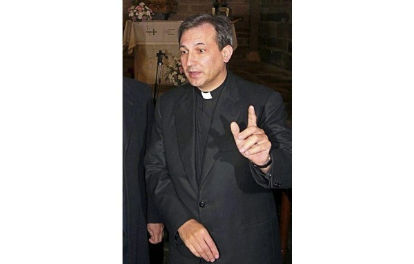 Vaticano ordena detener a cura