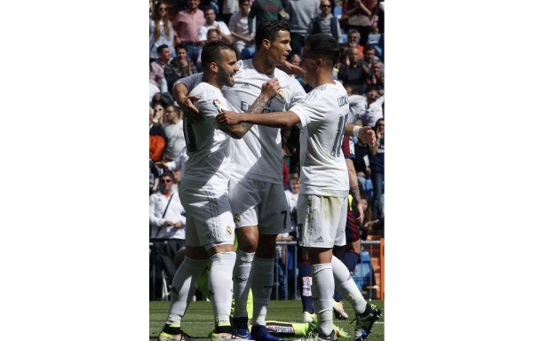 Lucas, Ronaldo y Jesé celebran la victoria.