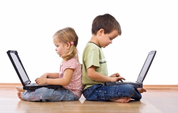 Los niños menores de 10 años no deben utilizar el internet sin la supervisión de un adulto.
