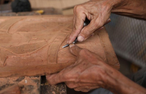 Le da vida a la madera en Santa Ana