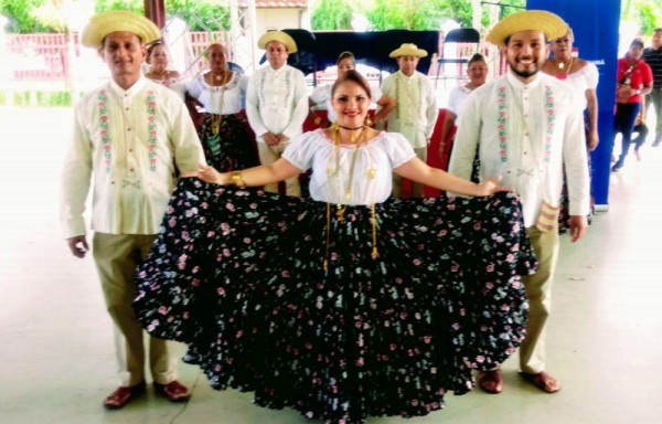Bailes típicos disfrutaron los que asistieron al festival