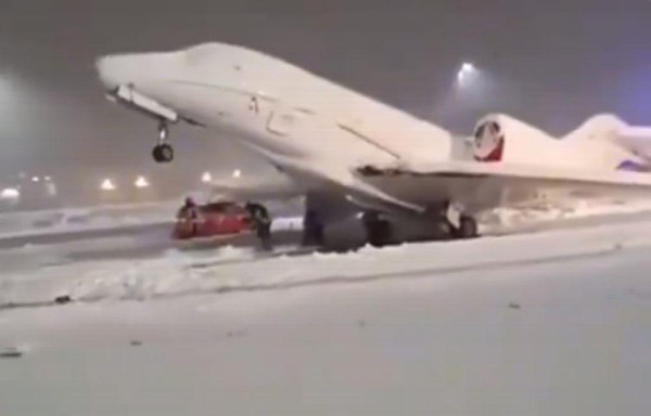 Insólito, un avión se congela en una pista de aterrizaje