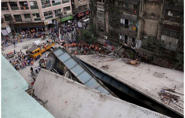 A 26 se elevó la cifra de muertos tras derrumbe de puente.