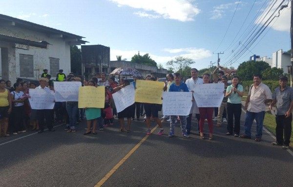 Los usuarios protestaron afuera de las instalaciones de salud.