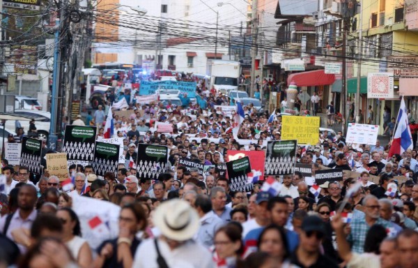 Cientos de panameños se dieron cita para protestar contra la corrupción imperante.