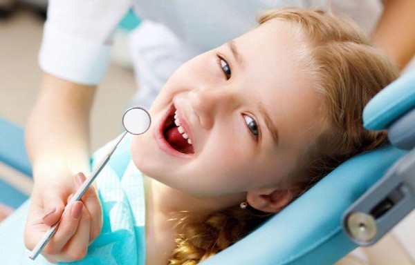 Proteja los primeros dientes del niño