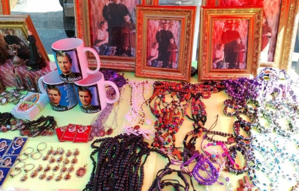 Una vida dedicada a la venta en procesión a Don Bosco