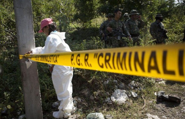 Examinador colocan cordones de seguridad.