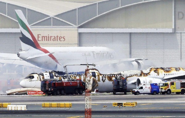 Vista del avión de la compañía Emirates Airlines procedente de la India.