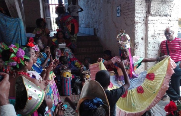 Grandes y chicos movieron las caderas al son del canto y el tambor.