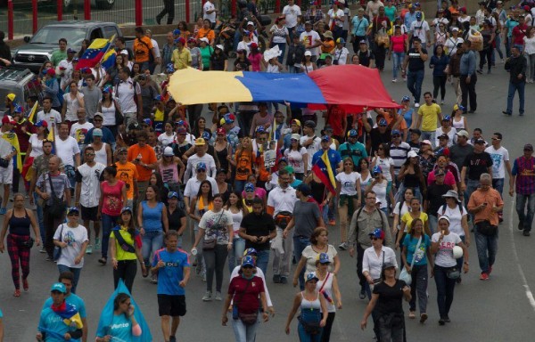 Personas participan durante una protesta en Los Teques, en el estado Miranda.