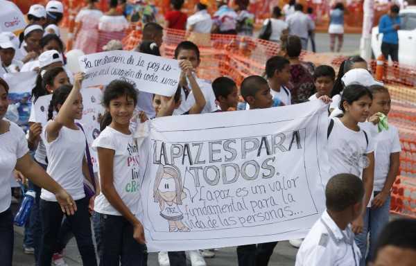 Estudiantes de la provincia de Panamá marcharon portando cartelones haciendo un llamado a la paz.
