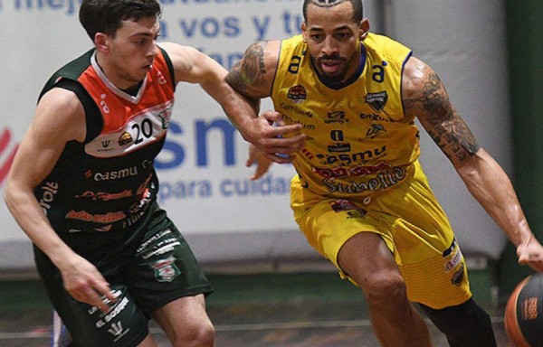 Trevor Gaskins (d) es unas de las máximas figuras de Panamá.