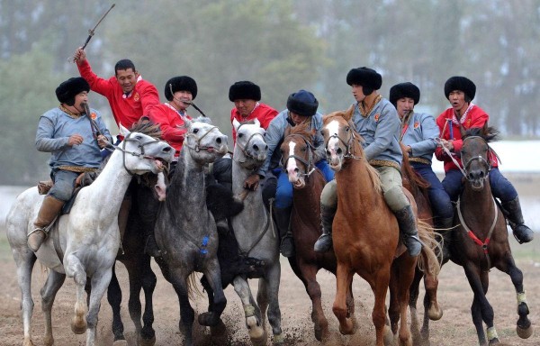 Buzkashi, equipo de cuatros peleandose la cabra.