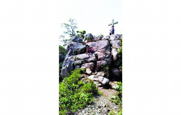 Para los valerosos la cruz en la cima.