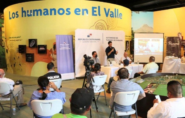 Acto de firma del convenio de cooperación.