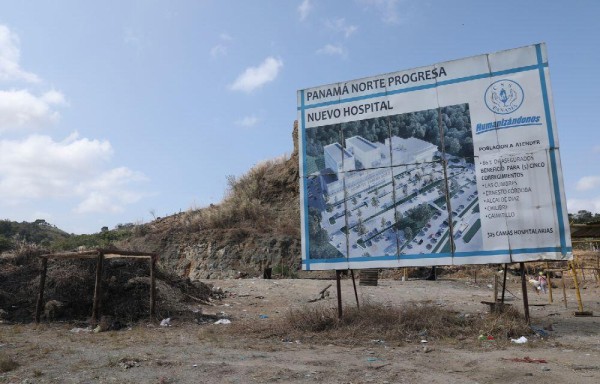 A orillas de la calle solo quedó un letrero del futuro hospital.
