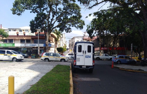 Autos del Estado impiden el paso de los metrobuses en avenida Perú