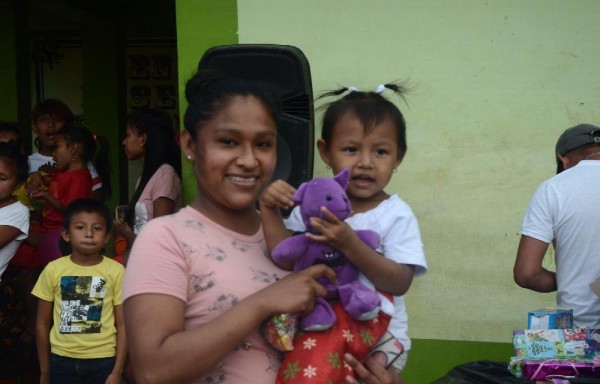 Otra madre feliz con su hijo