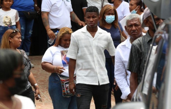 Fidel Escobar saliendo de la iglesia de Santa Ana, después de la misa.