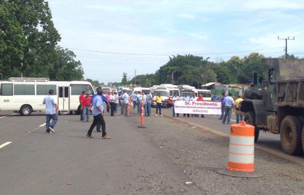 Los taxistas se sumaron a las acaloradas protestas.