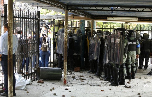 Estudiantes lanzaron bombas molotov a los antimotines.