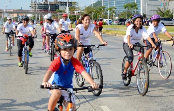 Todos los domingos los panameños disfrutan de la ciclovía.