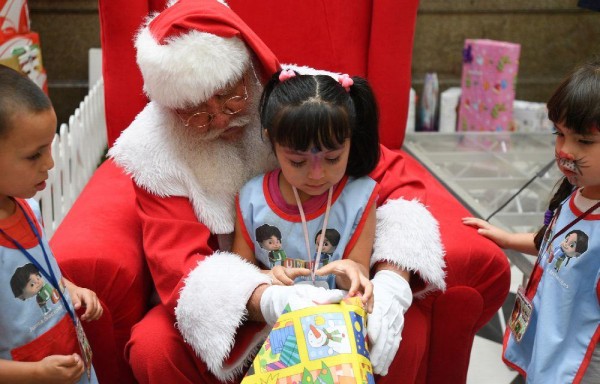 Chile. Un santa regalando a los niños.