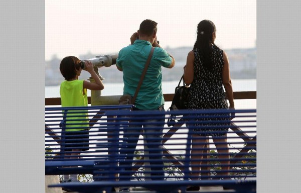 Miran a Amador por los binoculares.