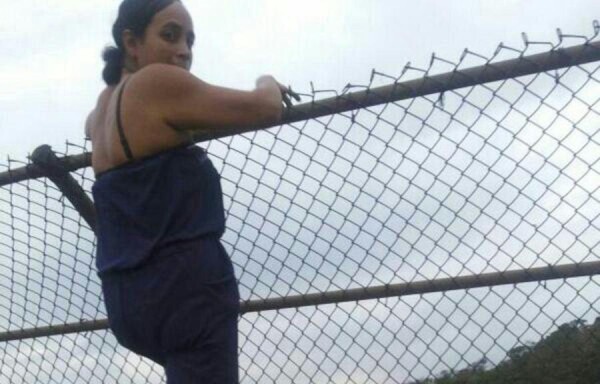 La mujer se lanzó a las 7:00 de la mañana. Ninguna persona se detuvo a dialogar con ella.