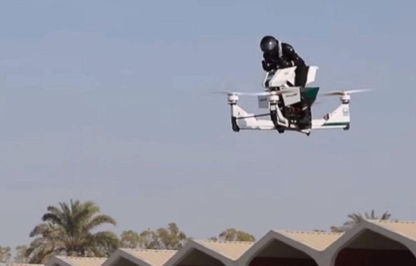 Policías con motos voladoras