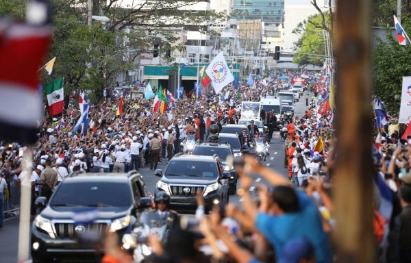 La caravana involucró autos de escolta 4x4 y motorizados.