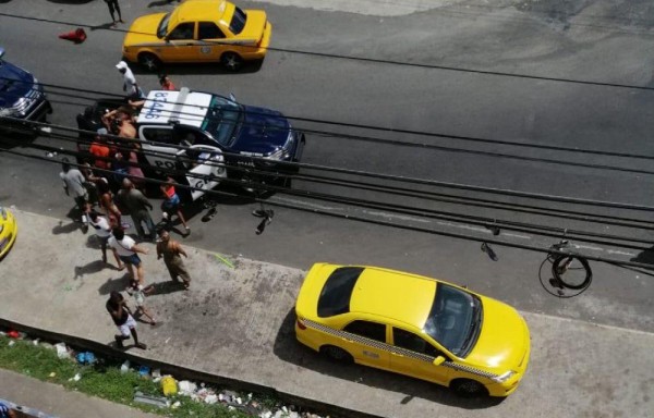 Los subieron a un patrulla para llevarlos al hospital.
