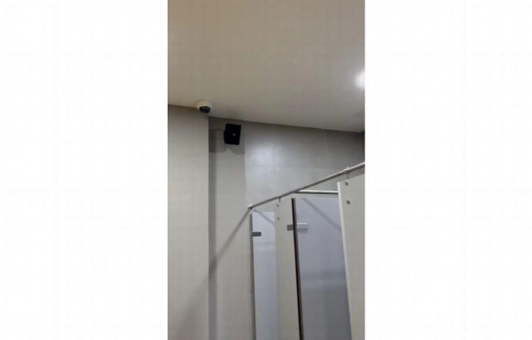 Hay varias cámaras en baño de mujeres.