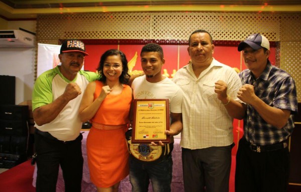 El boxeador Ronald ‘Gallito' Batista recibió su premio en compañía de su equipo.