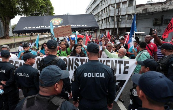 El presidente Laurentino Cortizo y los diputados salieron por la parte trasera de la Asamblea Nacional.