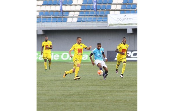 Caio Milan del Chorrillo lucha el balón durante el partido.