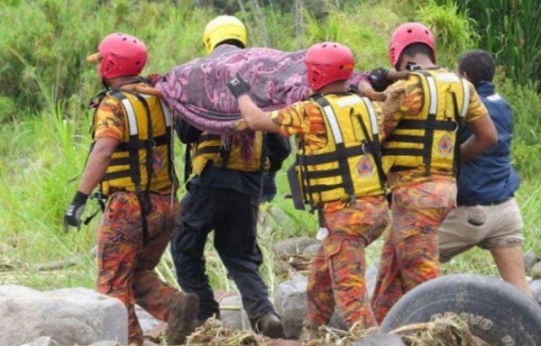 Abuelo de 100 años fue arrastrado por una cabeza de agua