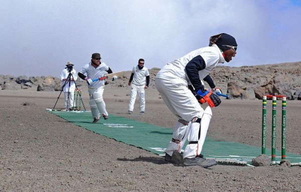 Juegan criquet arriba del Kilimanjaro