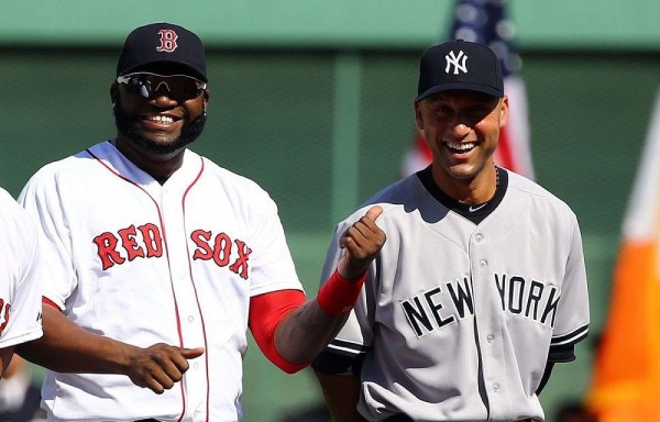 David Ortiz señala a su amigo Derek Jeter.