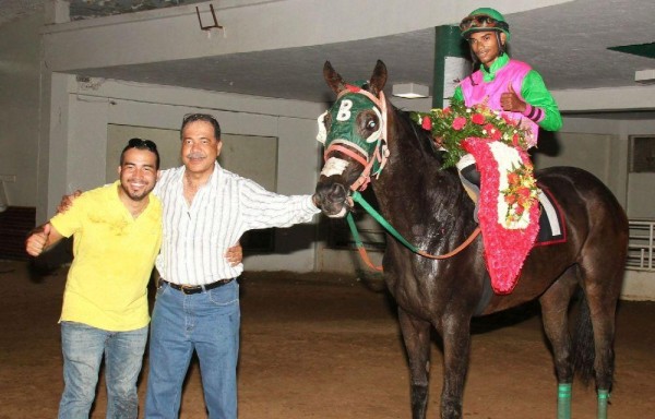 El homenajeado Bartolomé Mafla con ‘Eminencia'.