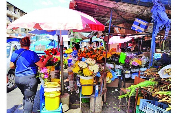 En el lugar se venden flores, hierbas, legumbres y frutas.