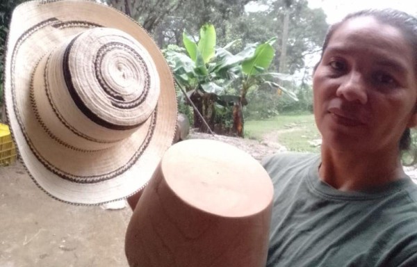 Rubiela muestra su creación.