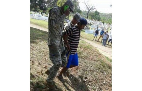 Le metió un tiro a la mujer y le pegó con la cacha del rifle.