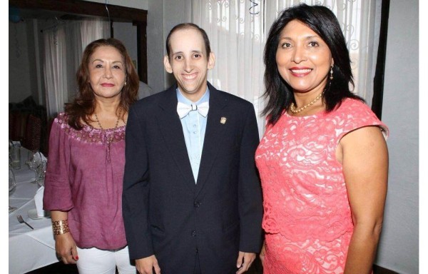 Diputados allegados a Athanasiadis la acompañaron.