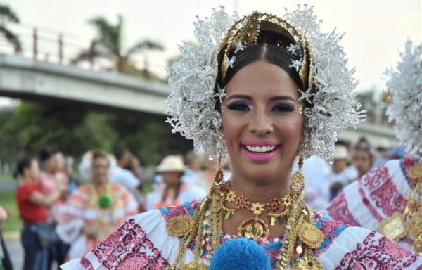 Engalana la ‘city' con el traje nacional